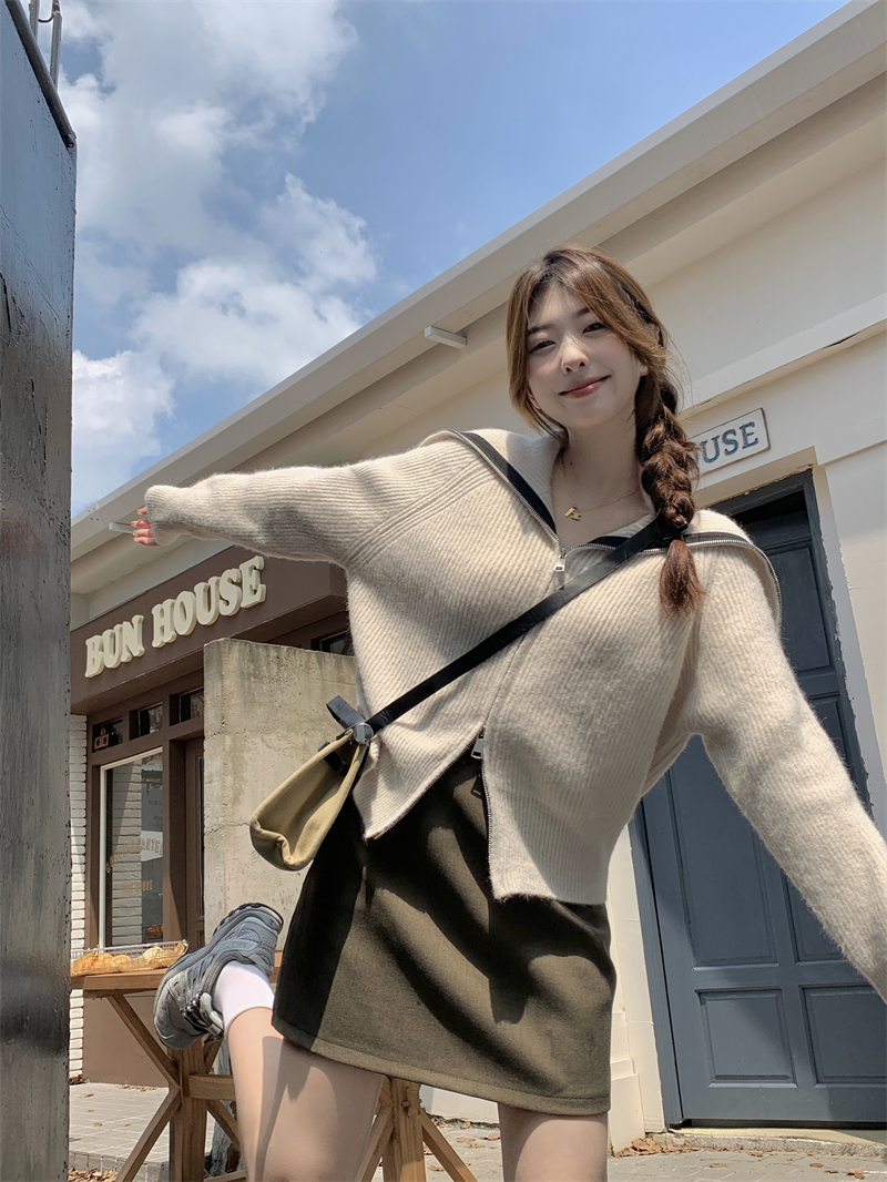 Actual shot of the new autumn and winter Korean style designed lapel contrasting double-ended zipper long-sleeved cardigan sweater jacket