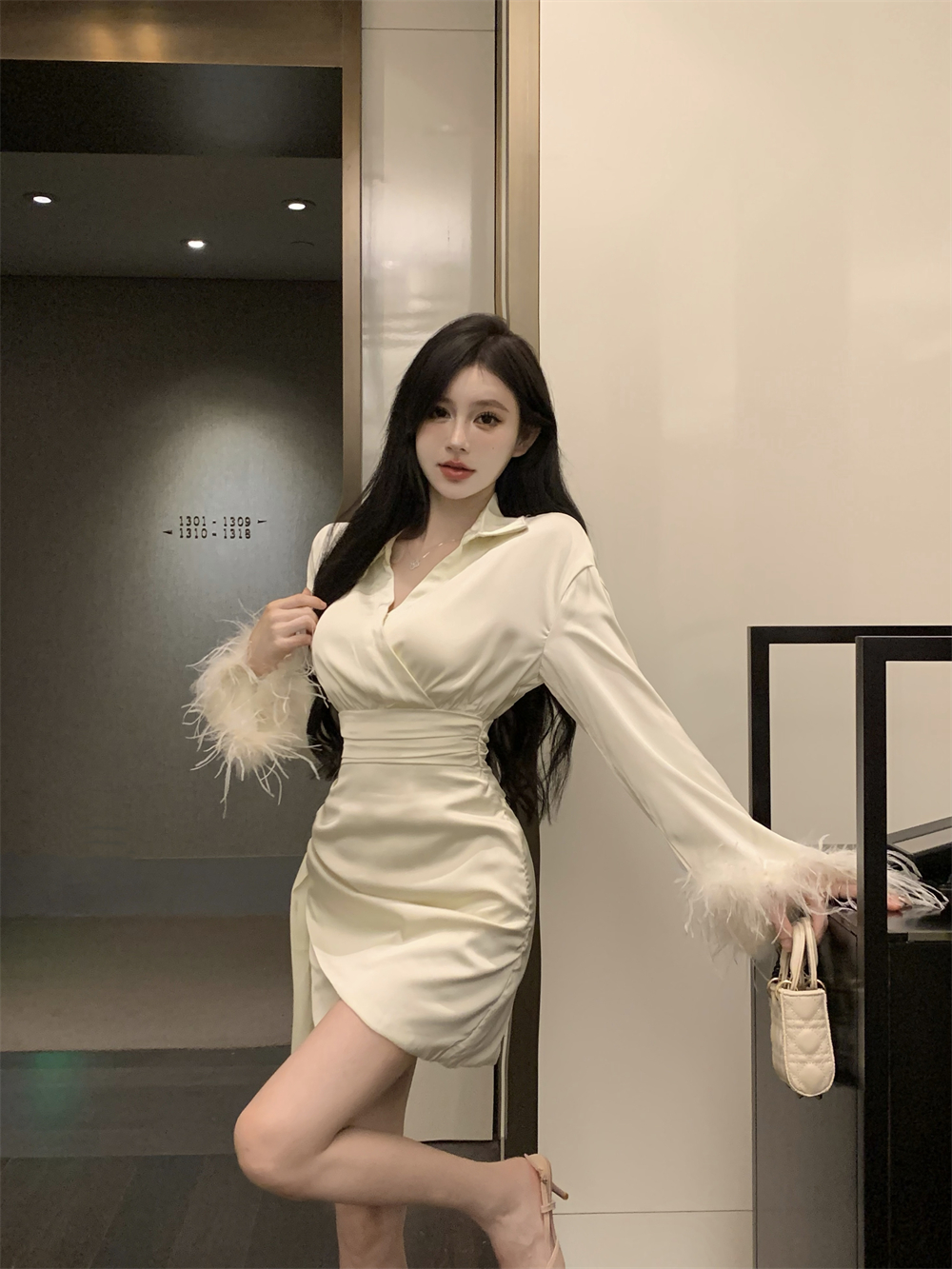 Actual shot of a solid color dress with lapels, high waist, slimming, irregular long sleeves and fur sleeves