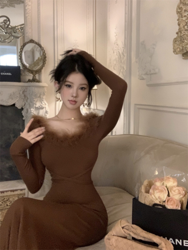 Actual shot~Autumn and winter Maillard's sexy slim-fitting waist-skimming temperament feather long-sleeved off-shoulder one-shoulder dress