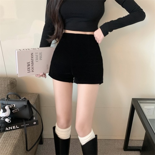 Actual shot of black velvet shorts for women to wear in autumn and winter, internet celebrity boot pants, loose and versatile, slimming shorts