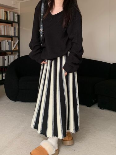 Actual shot ~ Retro black and white contrast striped mid-length raw edge thickened knitted skirt A-line large hem