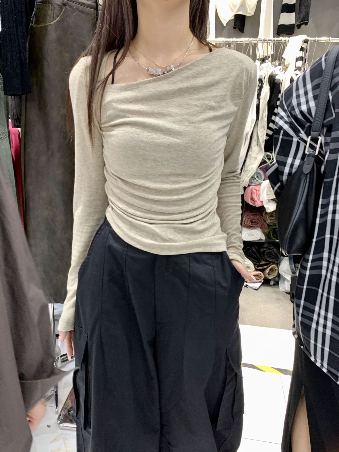 秋裝新款洋氣不規則V領設計感修身顯瘦性感長袖t恤上衣女