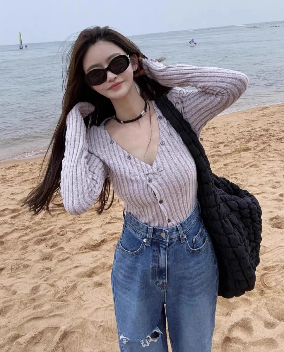 Solid color slim fit V-neck button decorated short sweater 2023 autumn new Korean style women's long-sleeved pullover sweater