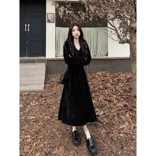 Hepburn style V-neck long-sleeved dress for women autumn  new temperament goddess style waist slimming A-line long skirt