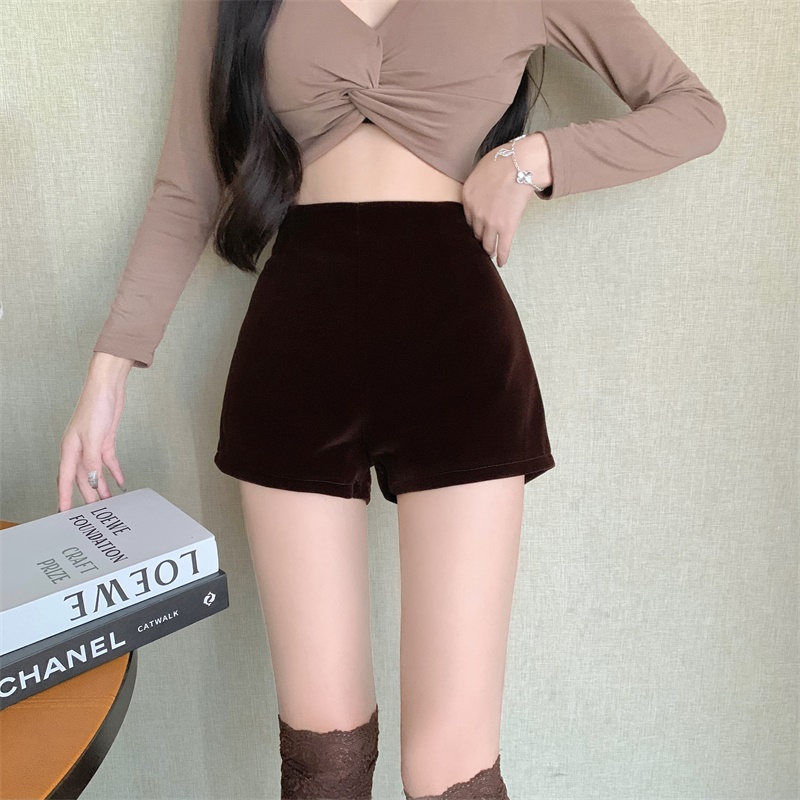 Actual shot of black velvet shorts for women to wear in autumn and winter, internet celebrity boot pants, loose and versatile, slimming shorts