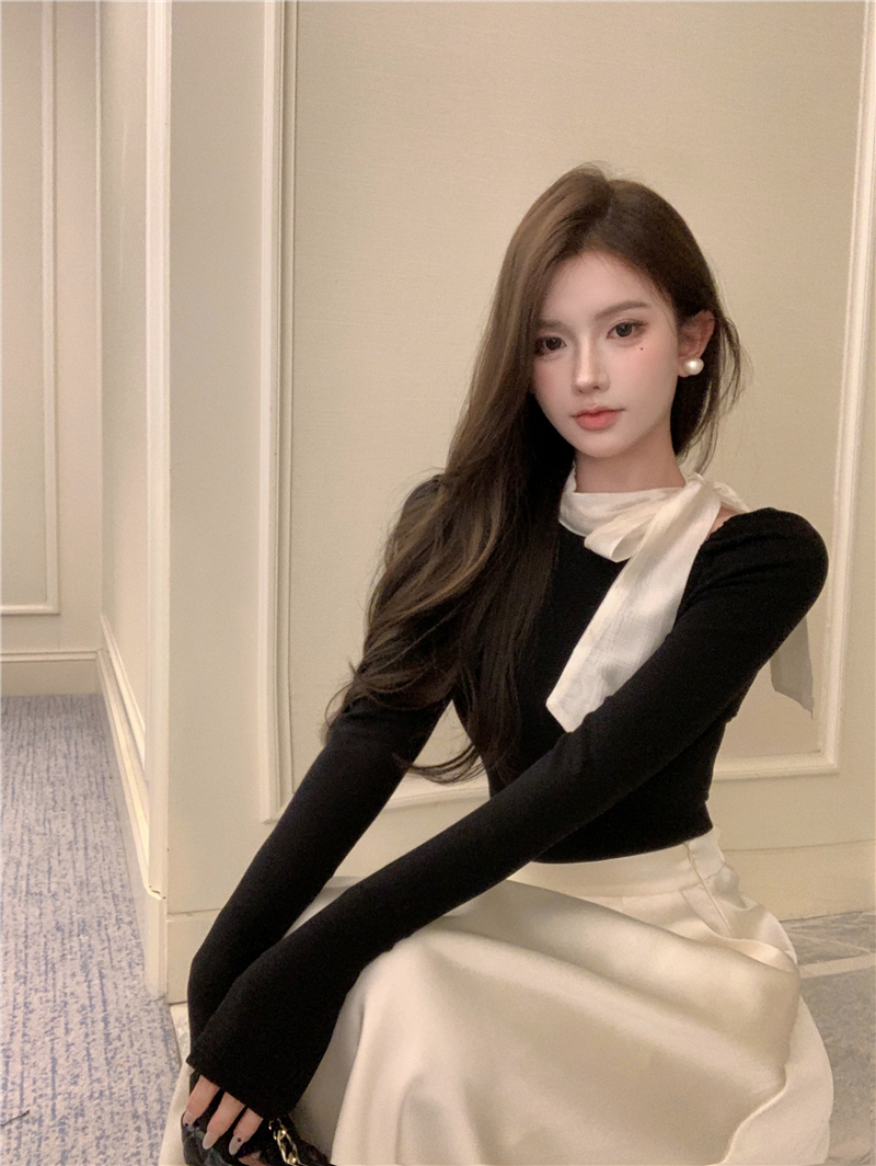 Real shot of fashionable halterneck straps, slim fit top, off-shoulder long-sleeved T-shirt + high-waisted umbrella skirt for women