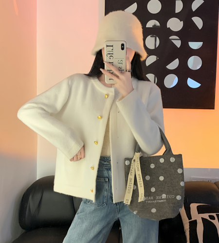 Actual shot~White small fragrant short coat for women in autumn, high-end and gentle style with knitted sweater cardigan