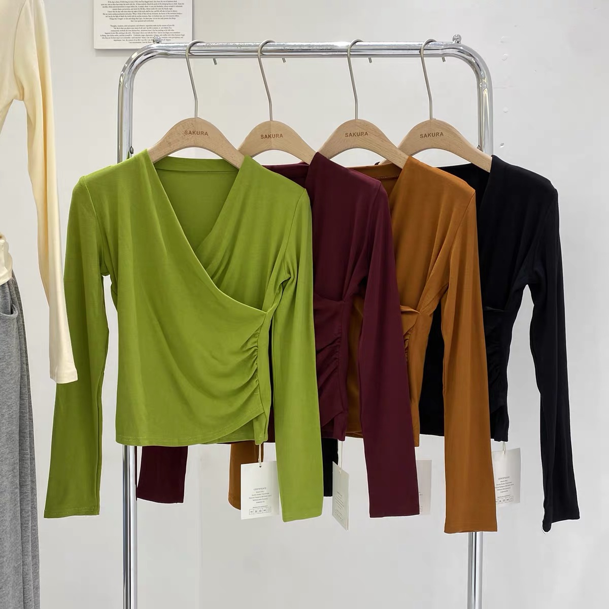 2023 Early Autumn New Korean Style Fashionable V-neck Short T-shirt Women's Long Sleeve Black Bottoming Top