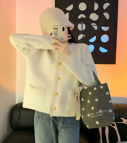 Actual shot~White small fragrant short coat for women in autumn, high-end and gentle style with knitted sweater cardigan