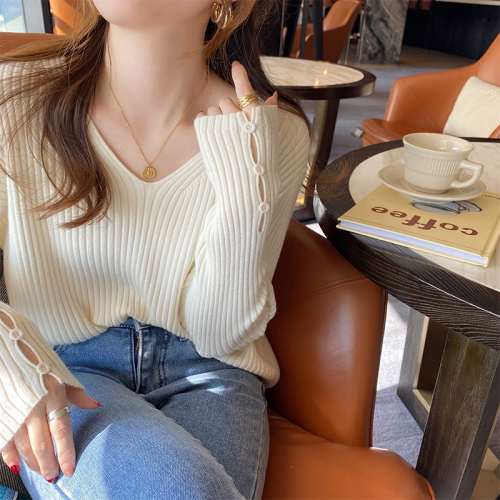 Green knitted bottoming shirt for women in spring and autumn with lazy style sweater, loose slimming v-neck long-sleeved design top