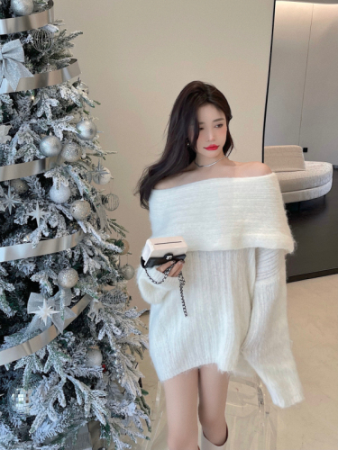 Actual shot of winter Korean style niche design one-shoulder long-sleeved sweater for women with high waist and hip skirt