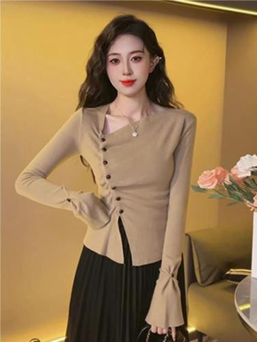 Shipped around the 9th - new hot girl sexy irregular v-neck knitted bottoming shirt for women with design long-sleeved tops