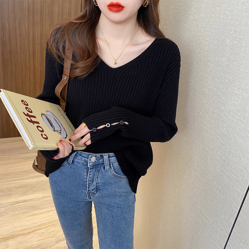 Green knitted bottoming shirt for women in spring and autumn with lazy style sweater, loose slimming v-neck long-sleeved design top