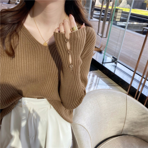 Green knitted bottoming shirt for women in spring and autumn with lazy style sweater, loose slimming v-neck long-sleeved design top