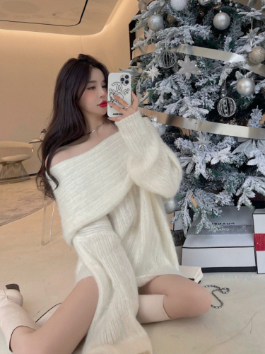 Actual shot of winter Korean style niche design one-shoulder long-sleeved sweater for women with high waist and hip skirt