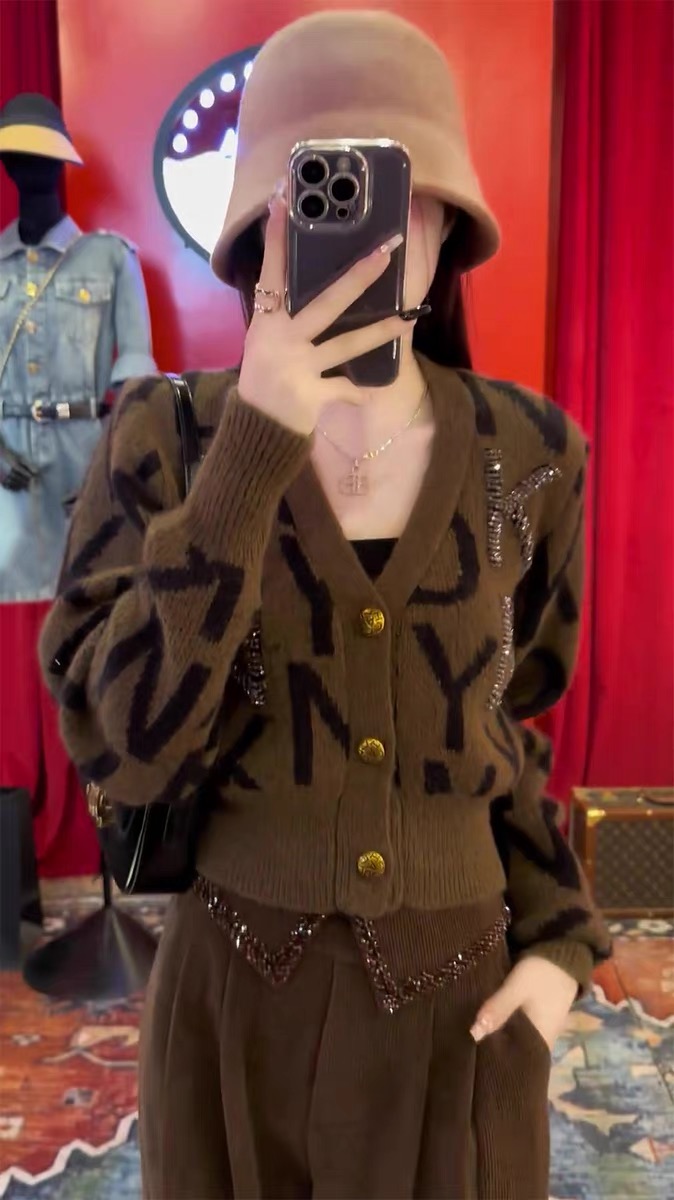 High-end diamond letter V-neck knitted cardigan sweater jacket for women 2023 autumn new style loose temperament top trend