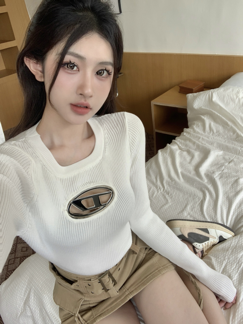 針織衫女美式辣妹風時尚金屬標鏤空設計感秋季新款圓領長袖短上衣