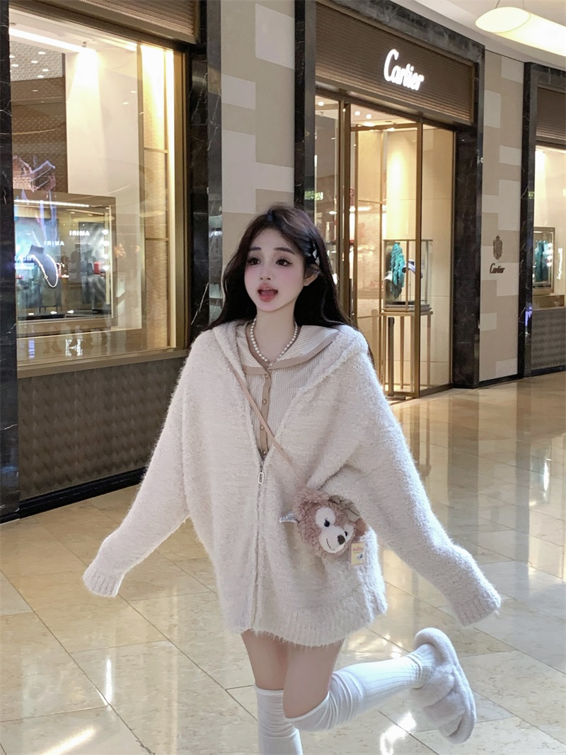 My favorite personal clothes for real shots. Cream lazy furry coat, knitted hooded cardigan, versatile in autumn and winter.