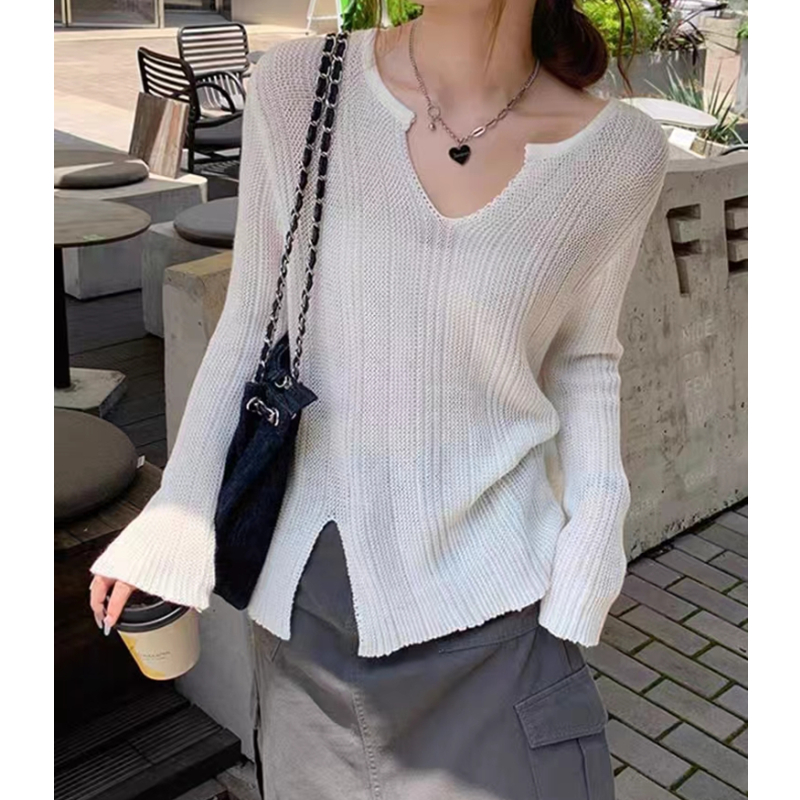 Knitted tops 2023 early autumn new women's v-neck sweater design niche thin autumn long-sleeved sweater