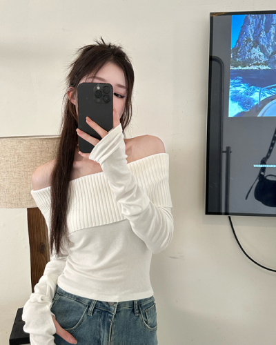 Real shot of one-shoulder sweater for women in autumn new slim long-sleeved hottie off-the-shoulder short top