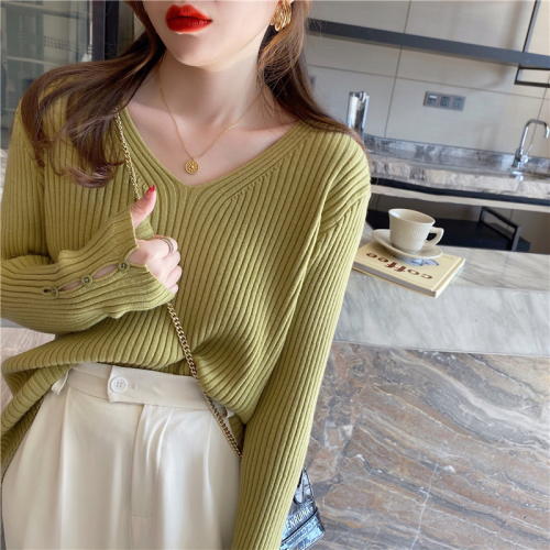 Green knitted bottoming shirt for women in spring and autumn with lazy style sweater, loose slimming v-neck long-sleeved design top