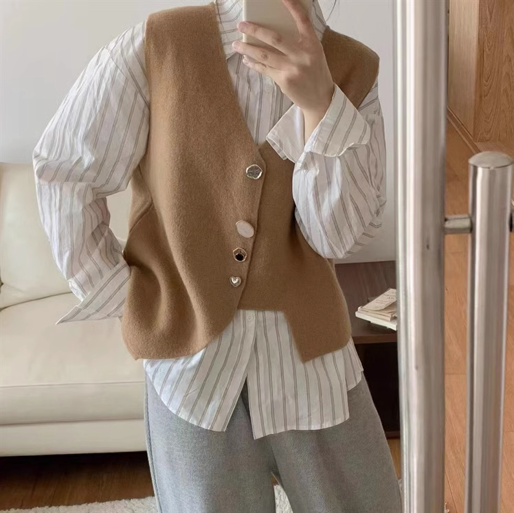 Designed buttons with irregular V-neck knitted vest for women in autumn loose layering with niche sweater vest thick