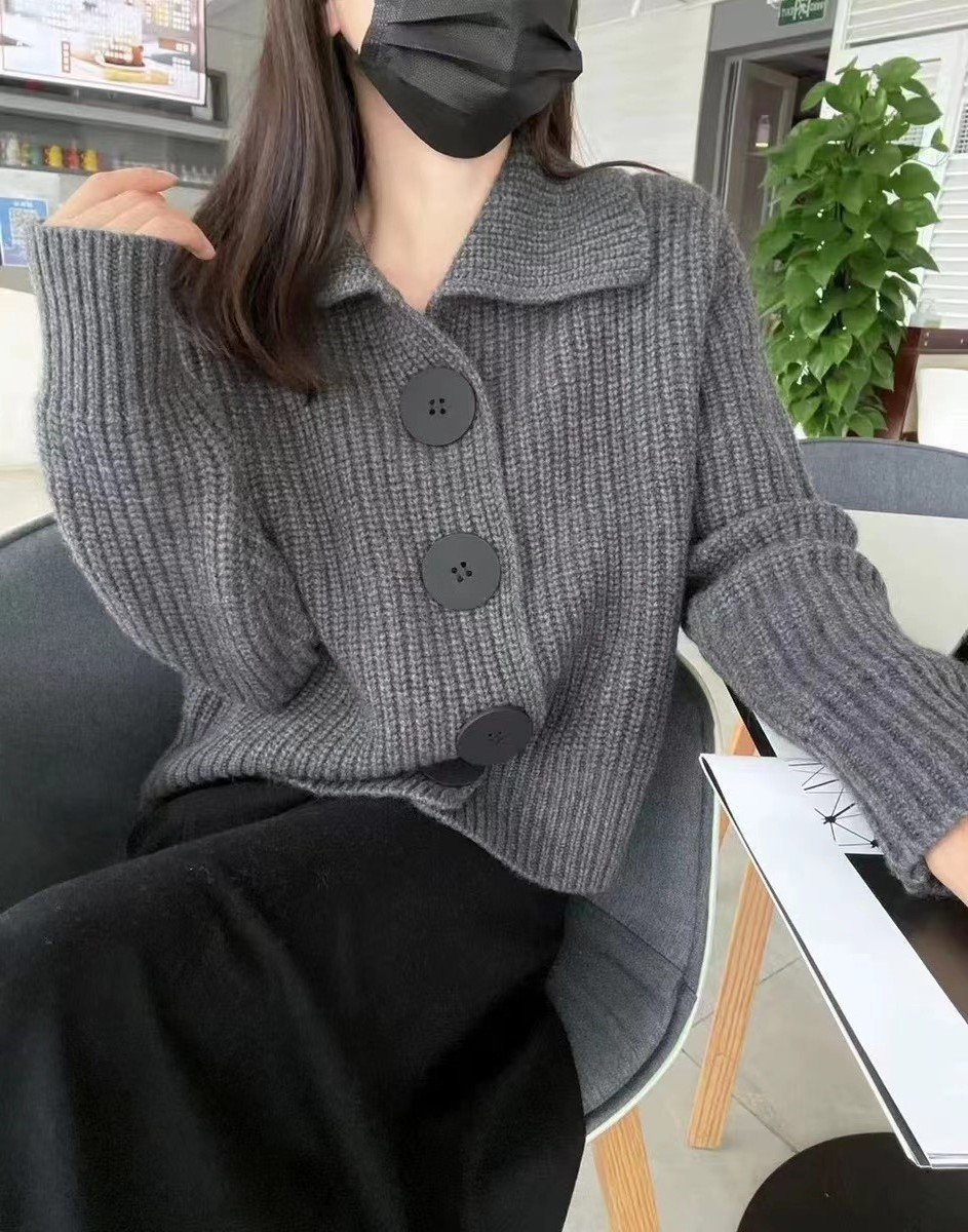針織開衫女秋裝2023年新款長袖寬鬆韓版時尚大扣翻領短款毛衣外套