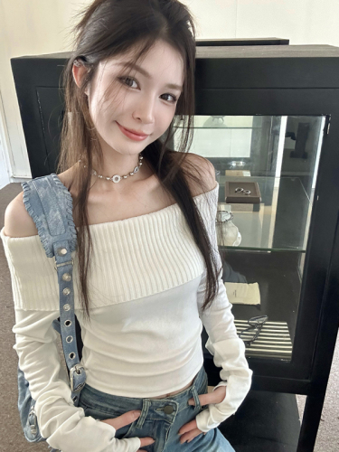 Real shot of one-shoulder sweater for women in autumn new slim long-sleeved hottie off-the-shoulder short top