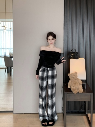 Actual shot of one-shoulder long-sleeved velvet top, bottoming shirt, T-shirt + plaid trousers, casual pants, wide-leg pants