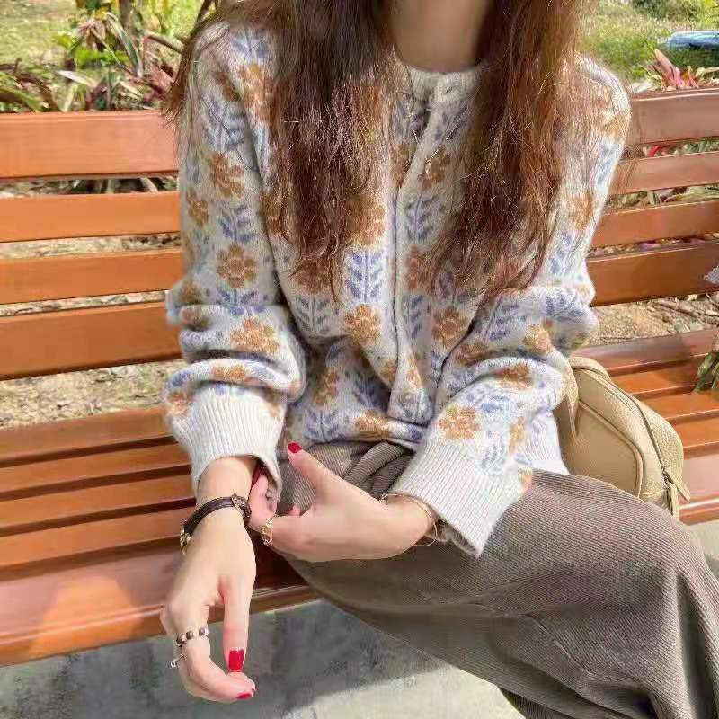 Cardigan knitted jacket women's early spring and autumn 2023 new floral sweater loose outer wear short top for small people
