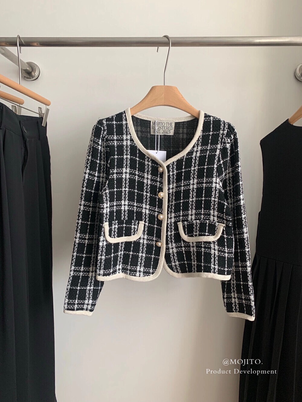 Korean chic autumn age-reducing niche temperament retro round neck color-blocked short puff sleeves pearl button short coat for women