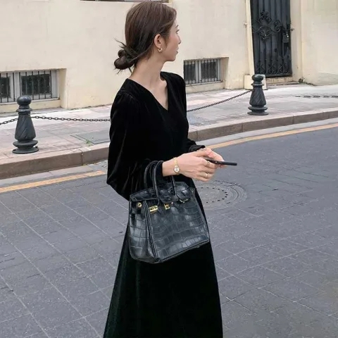 高級感法式赫本風小黑裙晚禮服配大衣打底黑色金絲絨連衣裙女秋冬