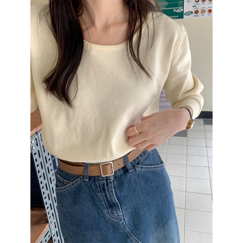 Real shot of simple and temperamental short waisted sweater for women in fall and winter. Versatile long-sleeved inner and outer sweater.