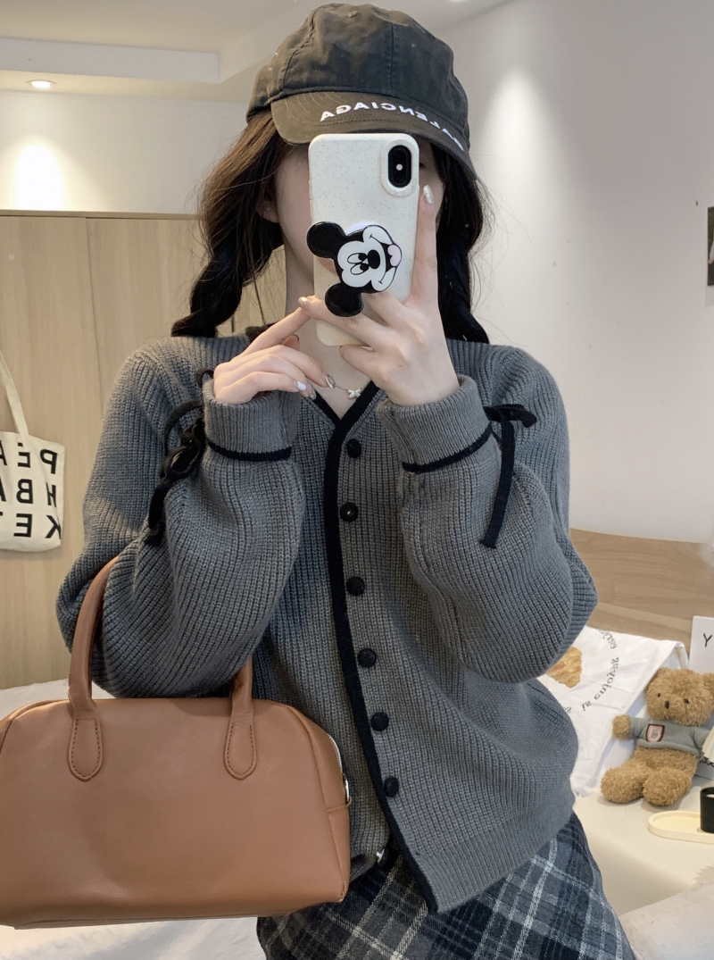 Real shot of V-neck cardigan for women, soft waxy wool knitted sweater, sweet and lazy temperament, cuffs lace-up jacket