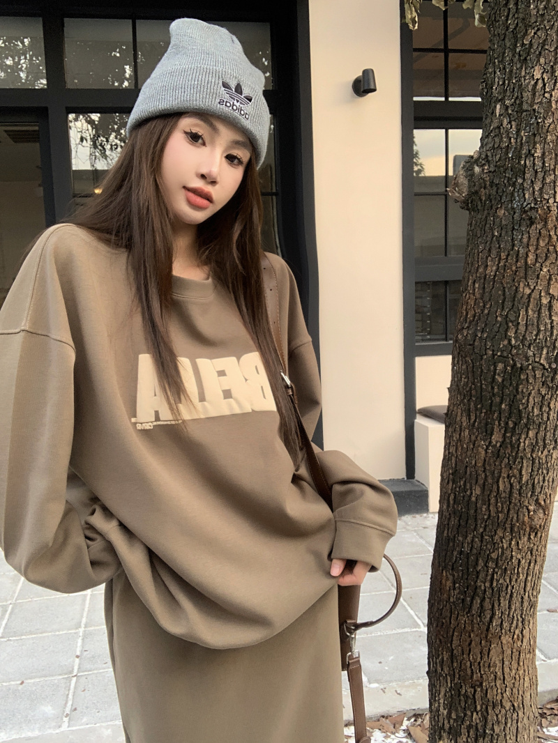 Actual shot of casual suit for women, letter printed long-sleeved sweatshirt, A-line skirt, hip skirt, lazy style two-piece set