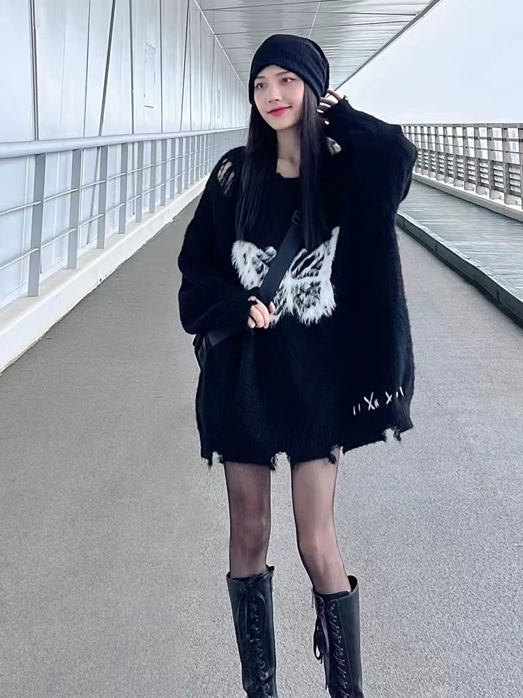 冬季針織厚實提花蝴蝶黑色毛衣女寬鬆別致中長款馬海毛破洞上衣潮