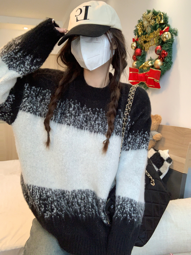 Real shot of loose large striped contrasting sweater autumn and winter pullover lazy style knitted sweater top jacket