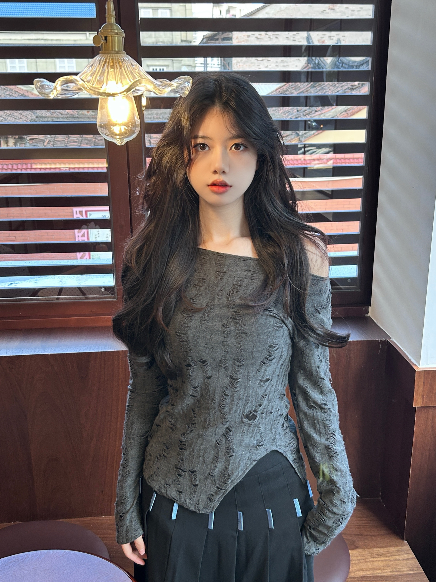美式復古T恤女秋季設計感小眾打底體恤一字領破洞修身別致上衣潮