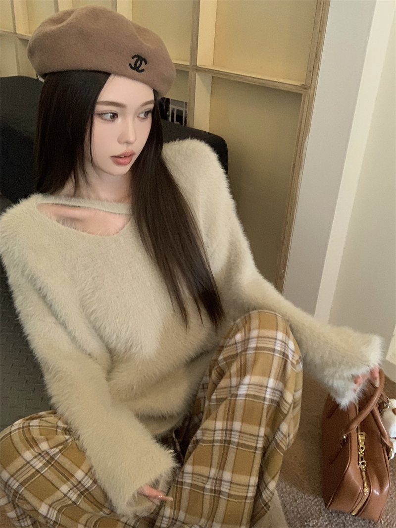 Actual shot: Skin-friendly imitation mink velvet pullover plush knitted sweater + retro yellow plaid brushed trousers