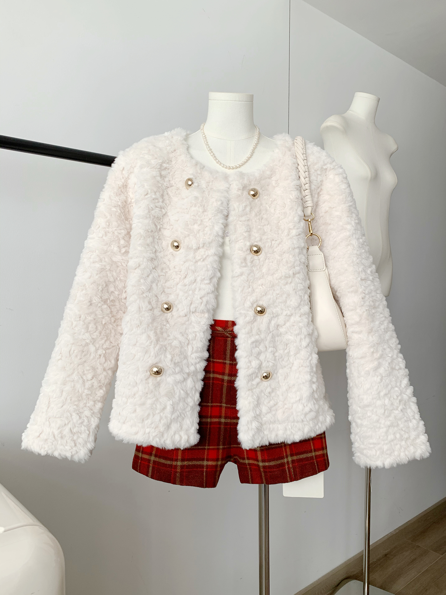 Xiaoxiangfeng lamb wool coat for women 2023 winter new style small loose thickened white fur top cotton coat
