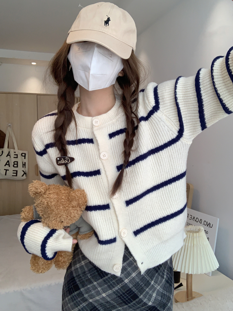 Real shot of short round neck striped knitted long-sleeved cardigan sweater 2023 autumn and winter new style, slim and versatile