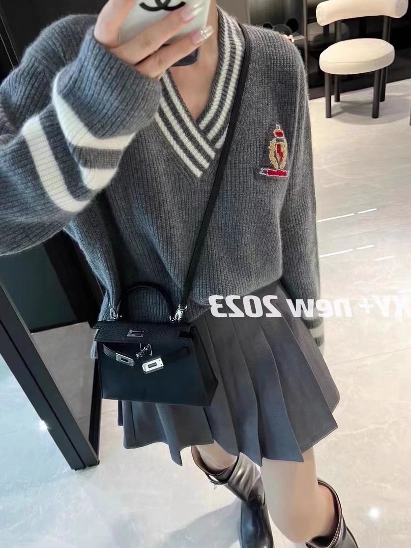 歐貨高級感學院風簡約V領毛衣女套頭2023秋裝新款慵懶羊毛針織衫