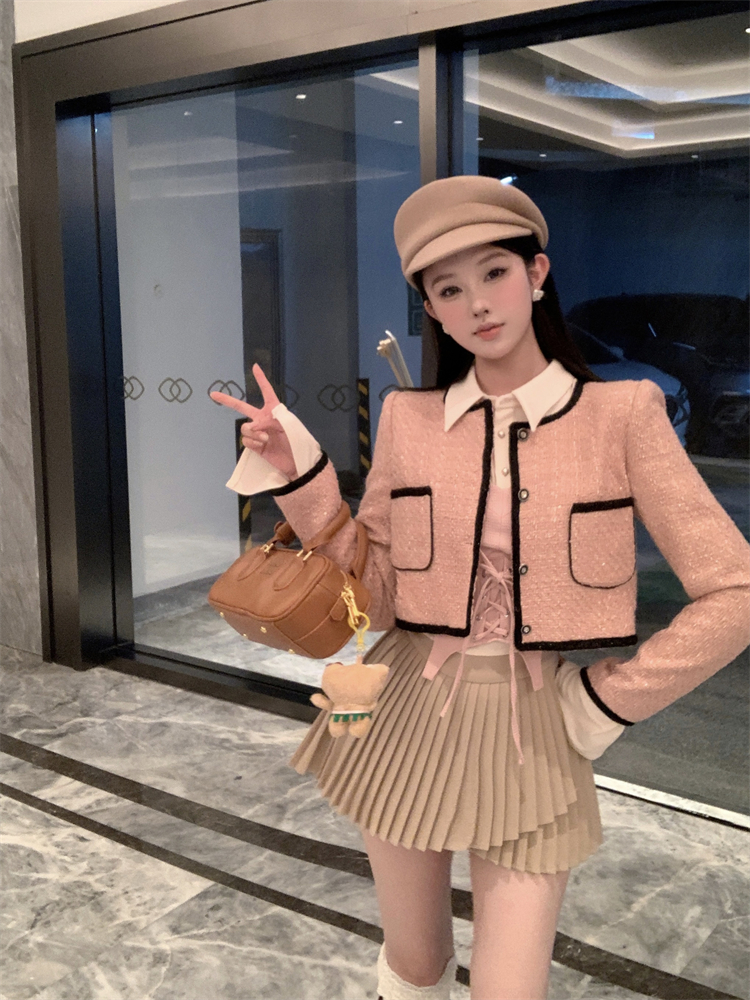 Actual shot of a young girl’s light and luxurious mini-flavored shimmery pink jacket with high-waisted pleated skirt