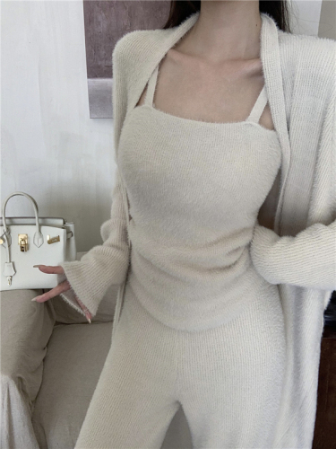 Real shot of soft mink wool sweater three-piece set in autumn and winter, soft and waxy large coat, wide-leg pants, chest pad and suspenders