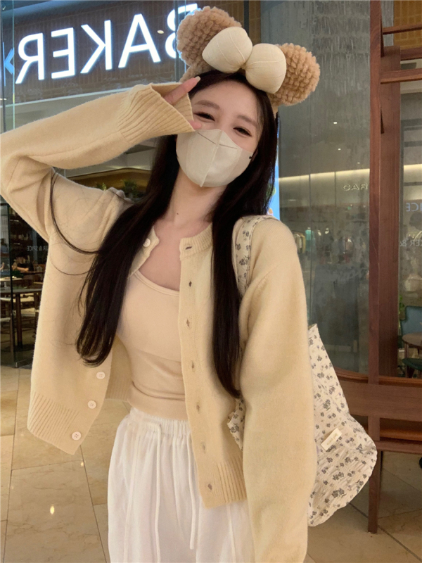 Actual shot of two-color knitted cardigan, soft and waxy round neck sweater and short jacket