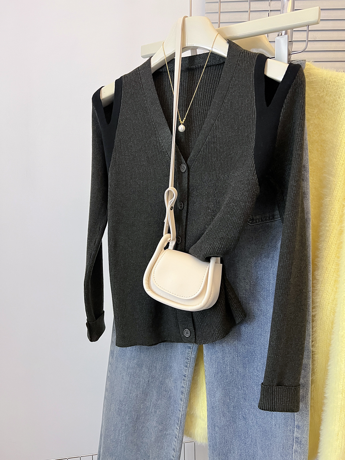 Early autumn gray v-neck hollow off-shoulder discreet machine top for women with slim knitted bottoming shirt sweater cardigan