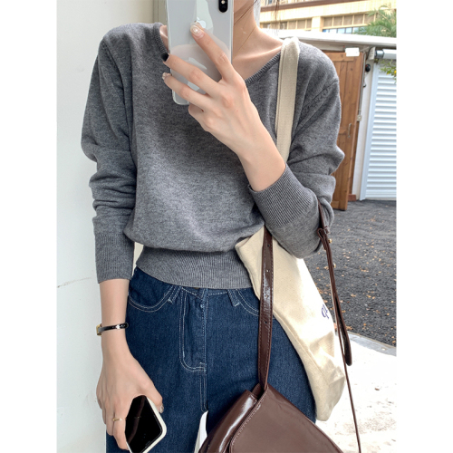 Real shot of simple and temperamental short waisted sweater for women in fall and winter. Versatile long-sleeved inner and outer sweater.