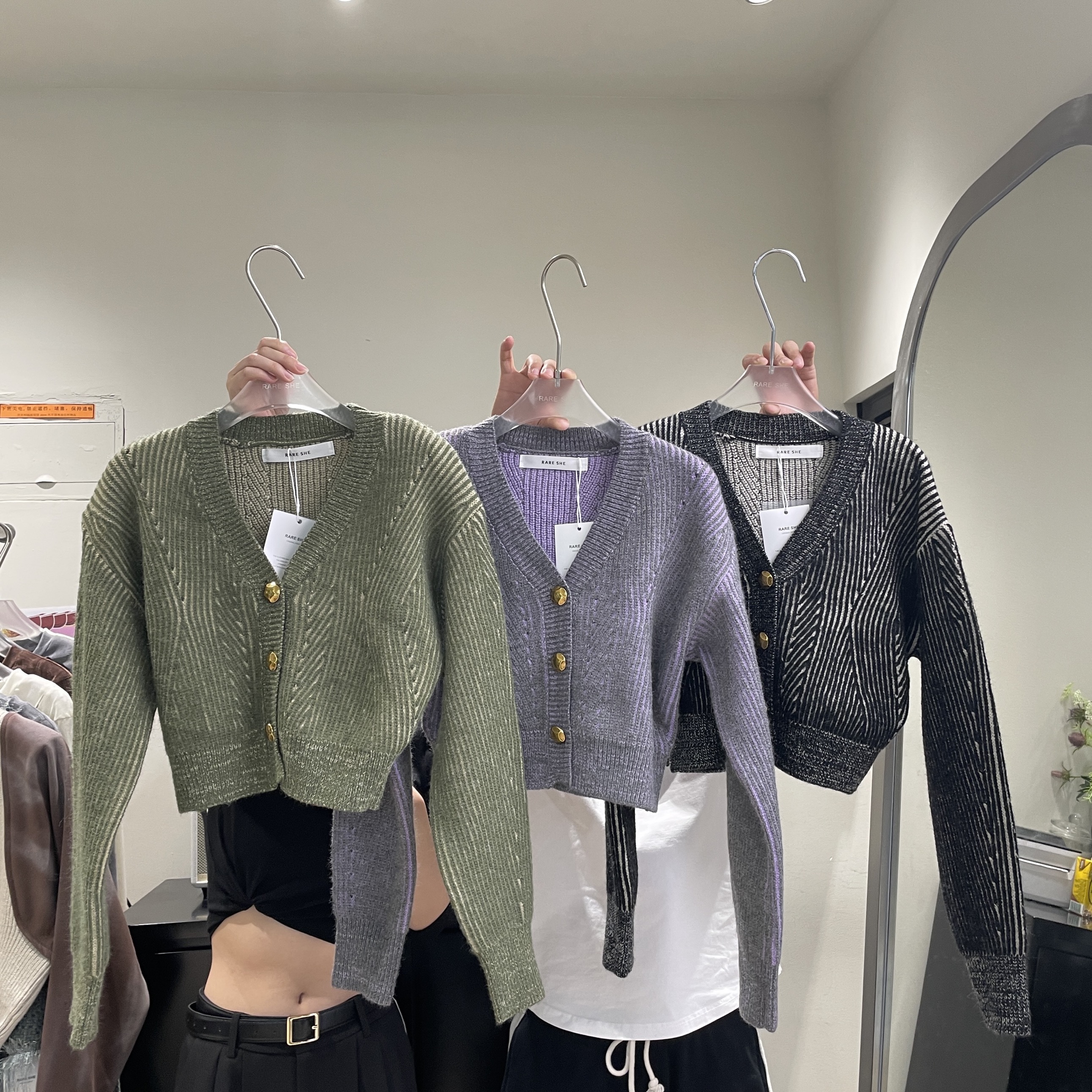 Jump color smudged short V-neck sweater for women 2023 autumn and winter new Korean style single-breasted loose long-sleeved sweater trend