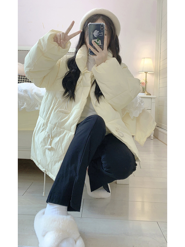 Real shot horn button 2023 new winter women's short down cotton jacket stand collar loose small man baker jacket