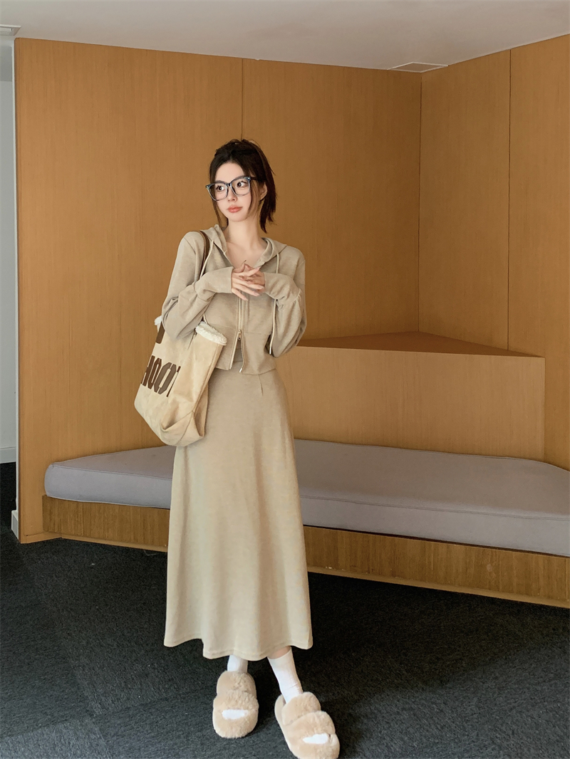 Actual shot of autumn and winter salt series high-end casual two-piece set for women with short hooded sweatshirt + A-line skirt